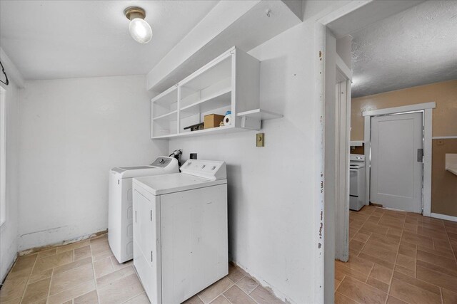 617 W Carlisle Ave, Spokane, WA 99205 - laundry area with washing machine and clothes dryer and a textured ceiling