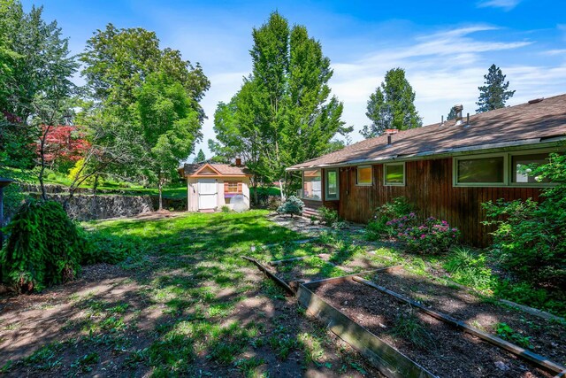 10401 N College Cir, Spokane, WA 99218 - view of yard with a garden