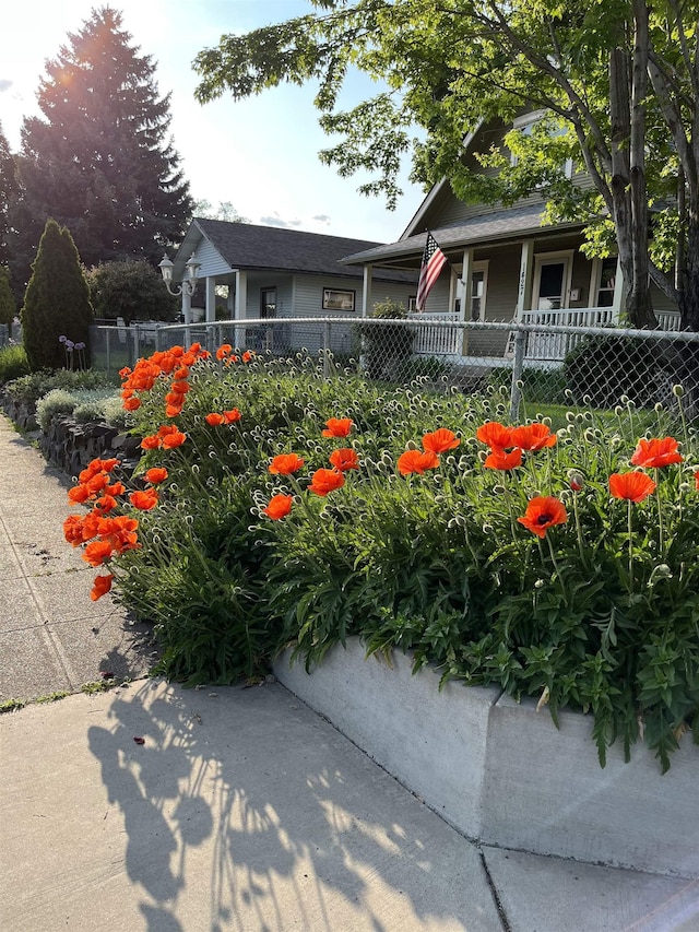 1427 E Bridgeport Ave, Spokane, WA 99207 - view of front facade with a porch