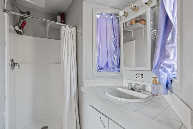 1306 Peachcrest Rd, Kettle Falls, WA 99141 - full bath featuring a shower with curtain and vanity