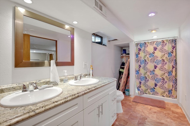 9715 E Nora Ave, Spokane Valley, WA 99206 - full bath featuring double vanity, toilet, a shower with curtain, and recessed lighting