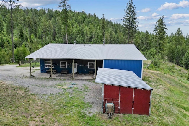2559F United Copper Mine Rd, Chewelah, WA 99109 - view of pole building featuring a wooded view
