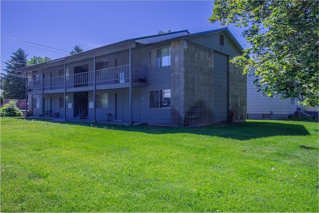330 E 4th Ave, Colville, WA 99114 - rear view of property featuring a lawn