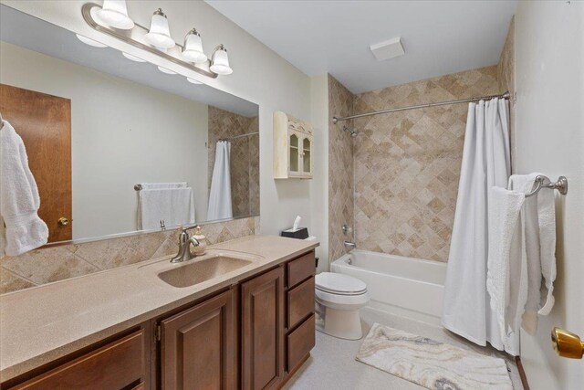 4510 E Bixel Ct, Mead, WA 99021 - full bath featuring vanity, shower / bath combo with shower curtain, toilet, and decorative backsplash