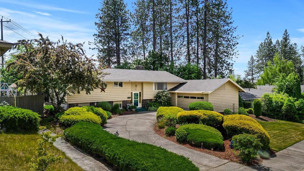 4323 W Janice Ave, Spokane, WA 99208 - view of front facade with an attached garage and driveway
