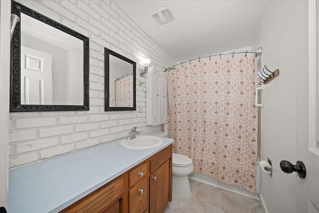 519 N Bannen Rd, Spokane Valley, WA 99216 - bathroom with vanity, toilet, a shower with shower curtain, and a textured ceiling