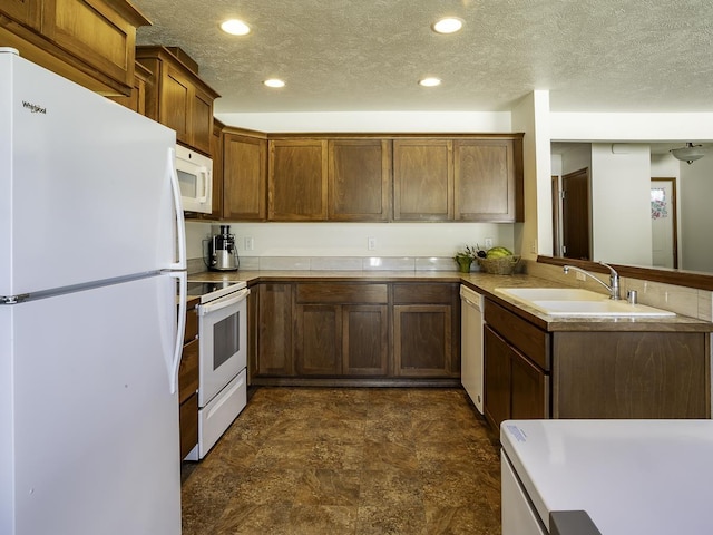9705 E 4th Ave Unit 9707, Spokane Valley, WA 99206 - kitchen with white appliances, a sink, a peninsula, a textured ceiling, and recessed lighting