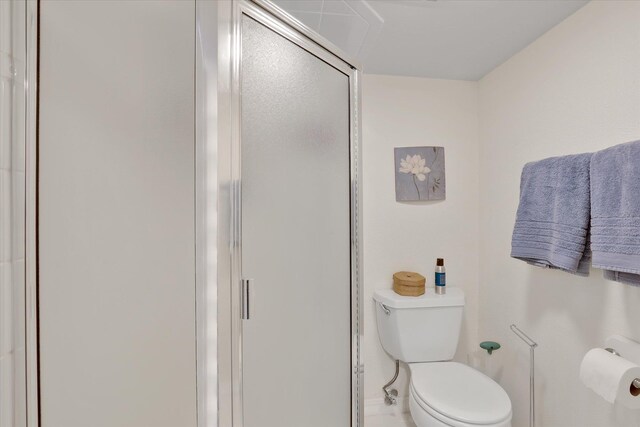 491 Eastshore Rd, Newport, WA 99156 - full bathroom featuring toilet, a stall shower, and baseboards