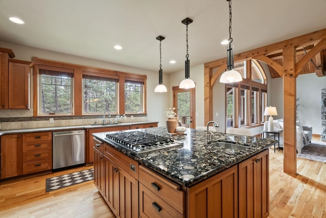 1122 E Hangman Ln, Spokane, WA 99224 - kitchen with appliances with stainless steel finishes, a sink, recessed lighting, a center island with sink, and light wood-style floors