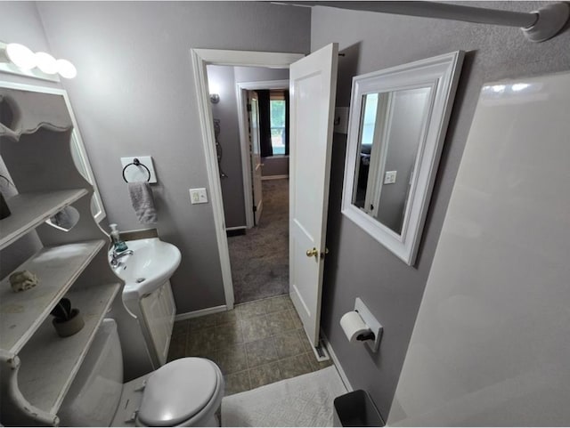 1117 E Garland Ave, Spokane, WA 99207 - bathroom featuring toilet, tile patterned floors, and baseboards