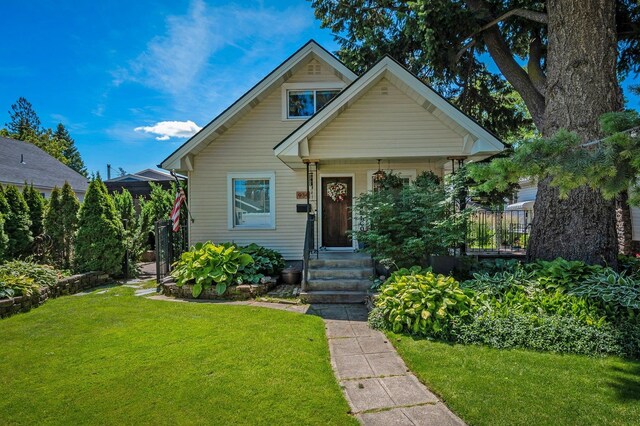 934 E 38th Ave, Spokane, WA 99203 - bungalow-style home with a front lawn and covered porch