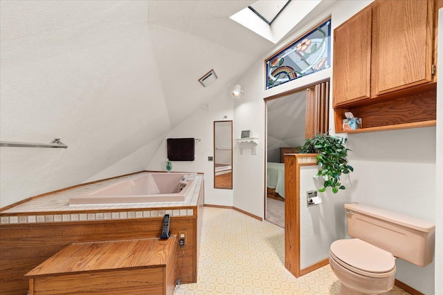 1470 State Route 174th Rte, Grand Coulee, WA 99133 - ensuite bathroom with a skylight, vaulted ceiling, a bath, toilet, and baseboards