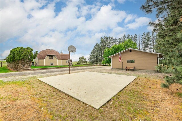 1470 State Route 174th Rte, Grand Coulee, WA 99133 - view of sport court featuring basketball hoop and a lawn