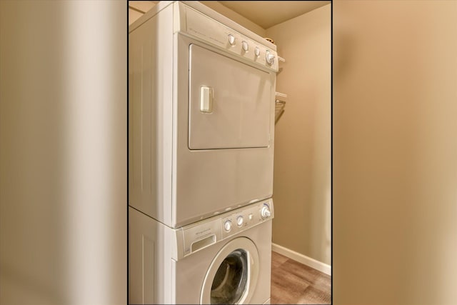 707 W 6th Ave # 33, Spokane, WA 99204 - washroom featuring stacked washer / drying machine, baseboards, and light wood finished floors