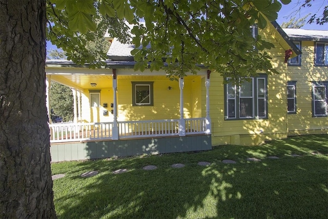 1702 W Dean Ave, Spokane, WA 99201 - view of front facade featuring a front lawn, crawl space, and a porch