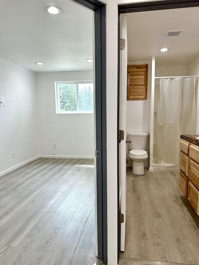 30710 N Newport Hwy, Chattaroy, WA 99003 - bathroom featuring wood finished floors, toilet, vanity, curtained shower, and recessed lighting