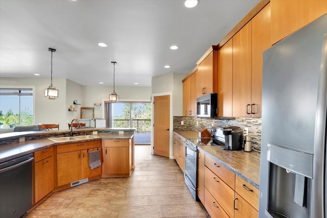 15415 E Timbercrest Ln, Mead, WA 99021 - kitchen featuring appliances with stainless steel finishes, a sink, recessed lighting, backsplash, and pendant lighting