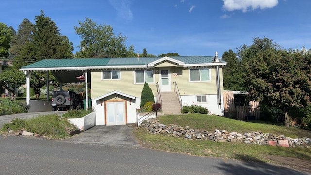 980 N Elm St, Colville, WA 99114 - view of front facade featuring metal roof, a front yard, a carport, and asphalt driveway