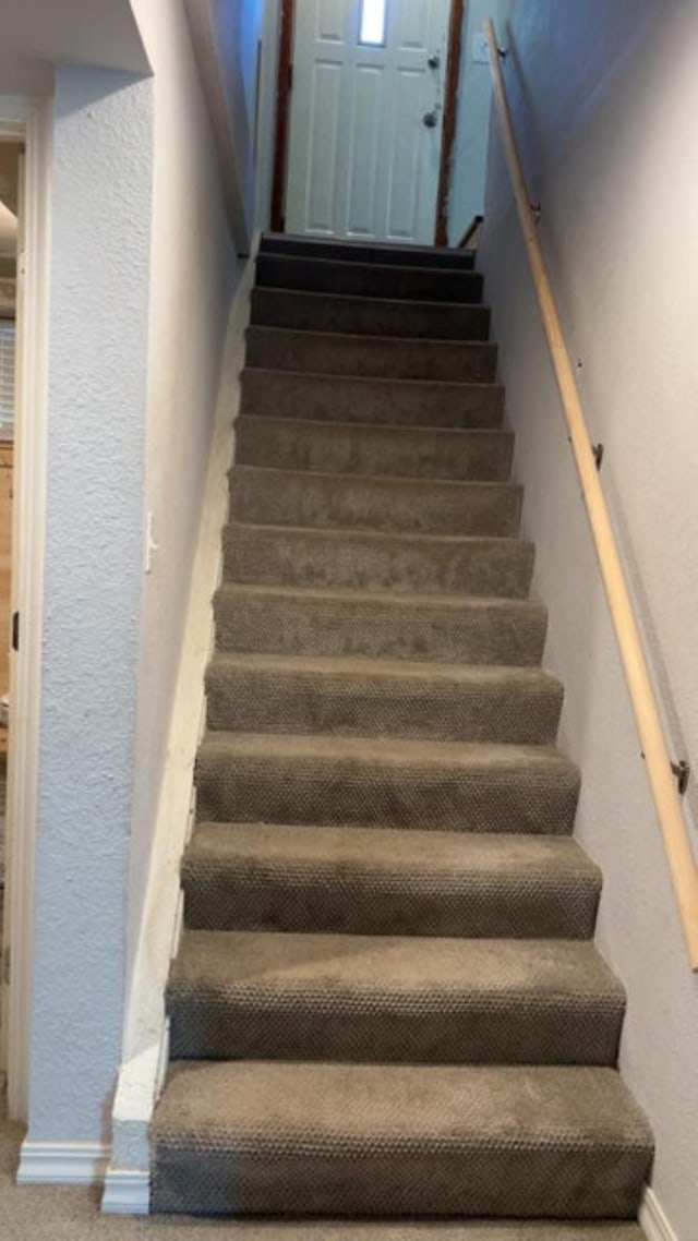 980 N Elm St, Colville, WA 99114 - stairs featuring a textured wall