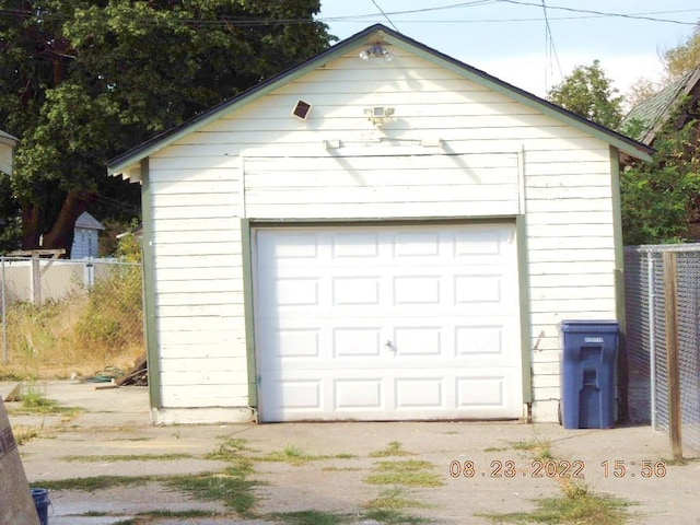 917 E Walton Ave, Spokane, WA 99207 - detached garage with driveway