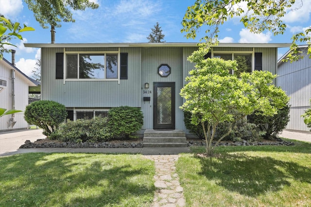 3424 E 32nd Ave, Spokane, WA 99223 - split foyer home with a front yard