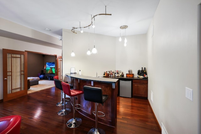 13906 E 39th Ln, Veradale, WA 99037 - indoor wet bar featuring stainless steel dishwasher, dark wood-style floors, baseboards, and hanging light fixtures