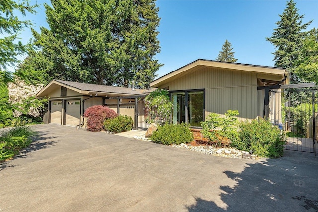2111 E 34th Ave, Spokane, WA 99203 - mid-century modern home featuring a gate