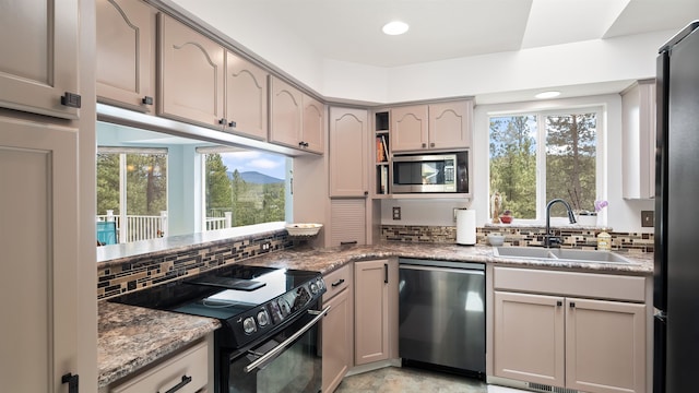 36918 N Valley Rd, Chattaroy, WA 99003 - kitchen featuring appliances with stainless steel finishes, a sink, backsplash, recessed lighting, and light stone counters