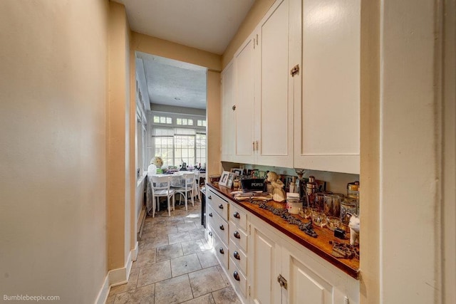 1611 W 9th Ave, Spokane, WA 99223 - bar area with baseboards and stone finish flooring