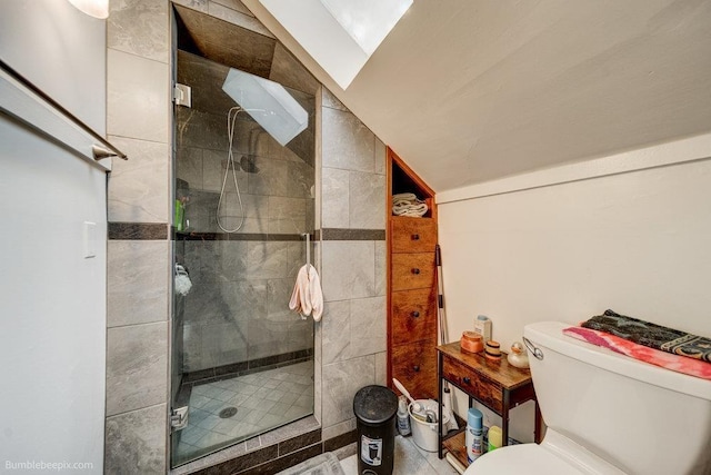 1611 W 9th Ave, Spokane, WA 99223 - full bathroom featuring a shower stall, toilet, and vaulted ceiling