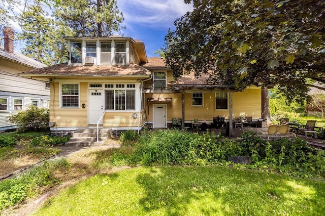 1611 W 9th Ave, Spokane, WA 99223 - view of front facade with a front yard and a patio area