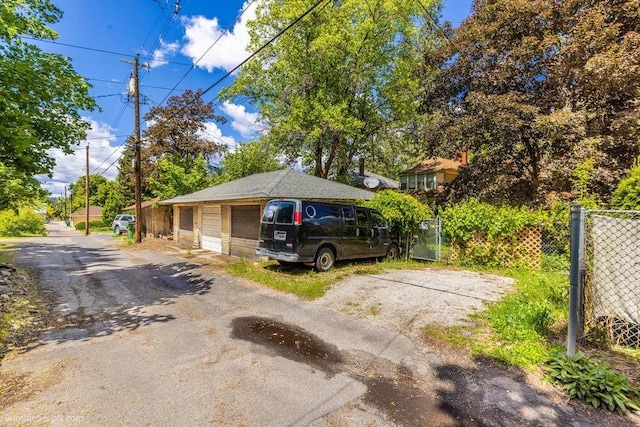 1611 W 9th Ave, Spokane, WA 99223 - view of side of property with a garage