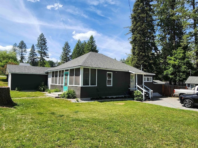 424 W Larch St, Newport, WA 99156 - view of front of home with entry steps, roof with shingles, and a front yard