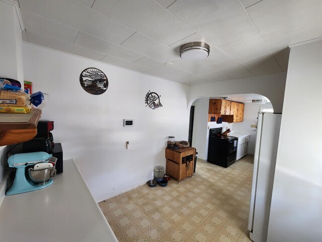 424 W Larch St, Newport, WA 99156 - dining room featuring arched walkways, light floors, and baseboards