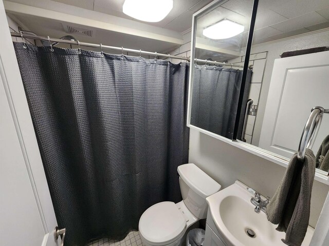 424 W Larch St, Newport, WA 99156 - full bath featuring toilet, a sink, and curtained shower