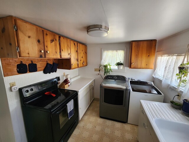 424 W Larch St, Newport, WA 99156 - laundry room with washer / clothes dryer and light flooring