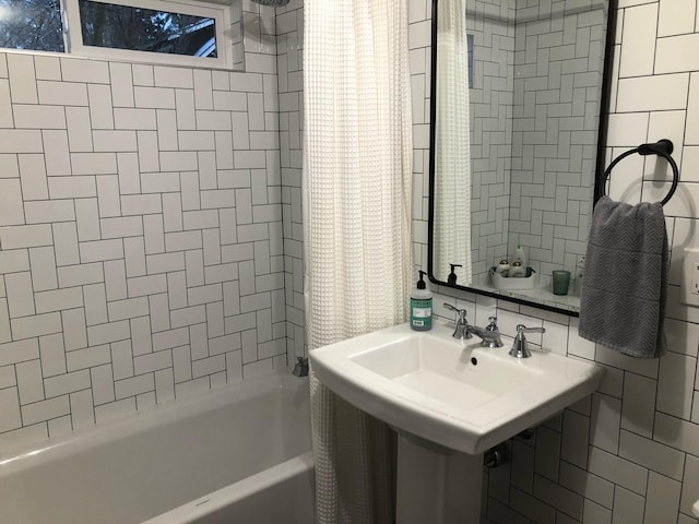 1617 S Bernard St, Spokane, WA 99203 - bathroom featuring shower / tub combo