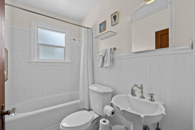 967 E 13th Ave, Spokane, WA 99202 - bathroom featuring toilet, wainscoting, shower / bath combo with shower curtain, and a sink