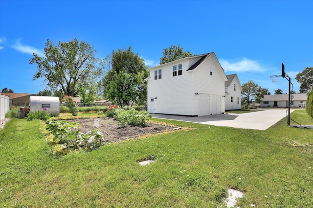 524 N Long Rd, Spokane Valley, WA 99016 - view of yard featuring an attached garage