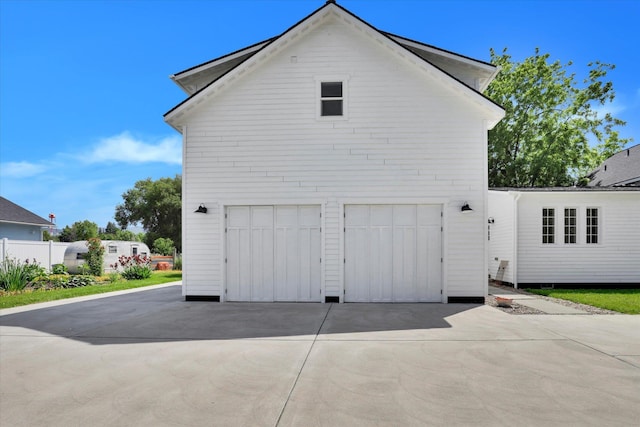 524 N Long Rd, Spokane Valley, WA 99016 - garage featuring driveway