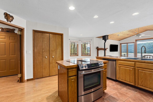 2378 Eagle River Way, Kettle Falls, WA 99141 - kitchen featuring appliances with stainless steel finishes, a center island, a sink, plenty of natural light, and recessed lighting