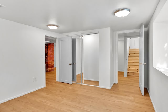 411 W 26th Ave, Spokane, WA 99203 - unfurnished bedroom featuring light wood-style flooring, baseboards, and a closet
