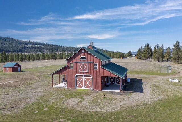 31579 E Hume Rd, Davenport, WA 99122 - view of barn with driveway, a lawn, and a view of trees