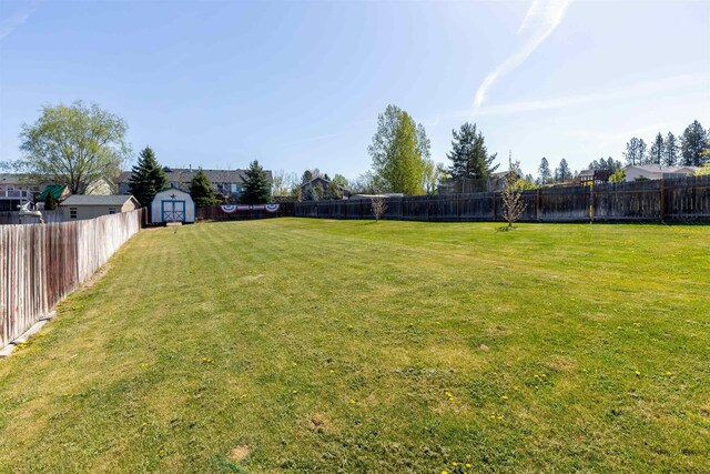 15204 N Chesapeake Rd, Mead, WA 99021 - fenced backyard with a shed