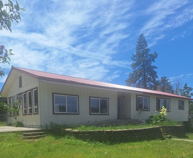 427 W 7th St, Newport, WA 99156 - view of front of home featuring a metal roof