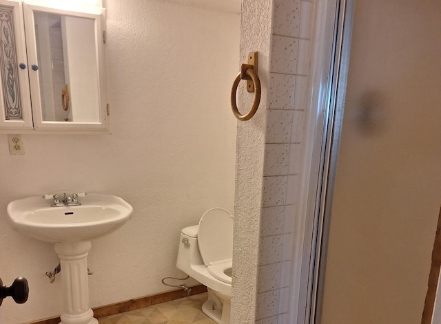 427 W 7th St, Newport, WA 99156 - bathroom with toilet and a shower