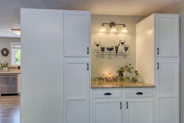 1407 S Shamrock St, Veradale, WA 99037 - bar area with dishwasher and wood finished floors