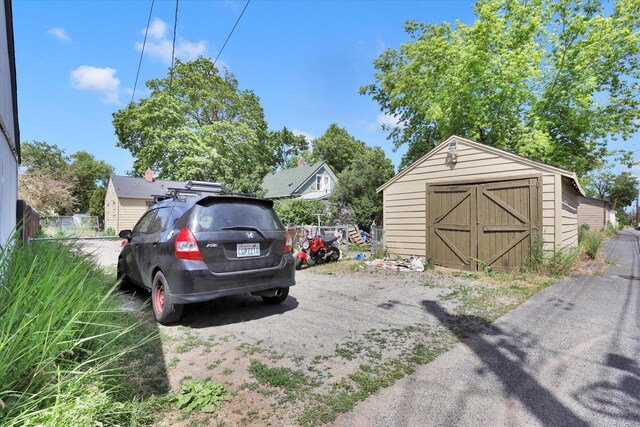 314 E Everett Ave, Spokane, WA 99207 - view of vehicle parking with a storage unit