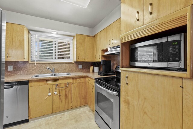2620 S Pines Rd, Spokane Valley, WA 99206 - kitchen featuring stainless steel appliances, under cabinet range hood, backsplash, light countertops, and light brown cabinets