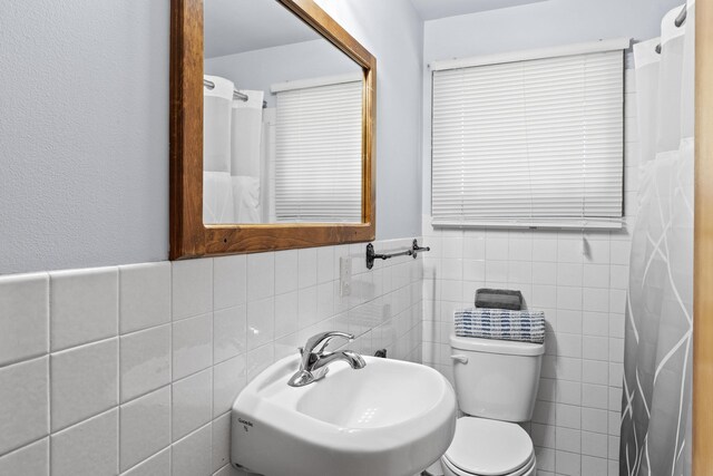 2620 S Pines Rd, Spokane Valley, WA 99206 - full bath featuring tile walls, wainscoting, and a shower with curtain
